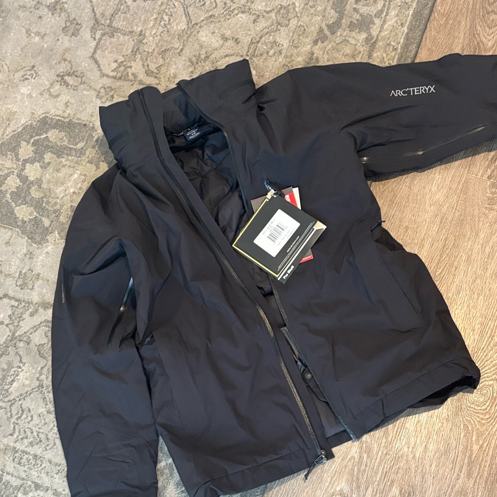 Arc'teryx Men's black sentry Jacket NWT